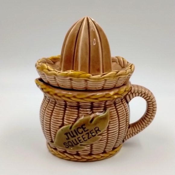 TILSO Juice Squeezer Vintage ceramic basket weave look tan with handle Japan
